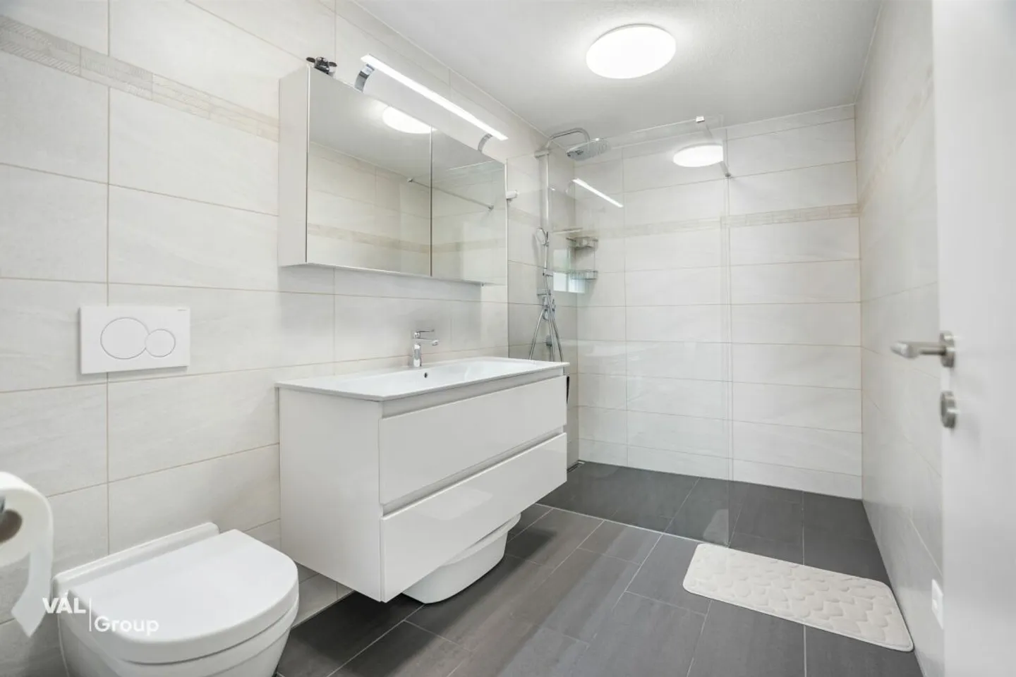 Newly built, bright apartment with generous private green space - Photo 8 of 13