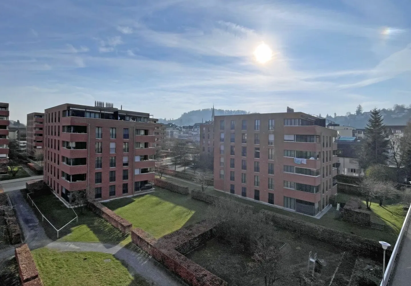 Vie spacieuse dans un emplacement ensoleillé en ville - Photo 5 sur 13