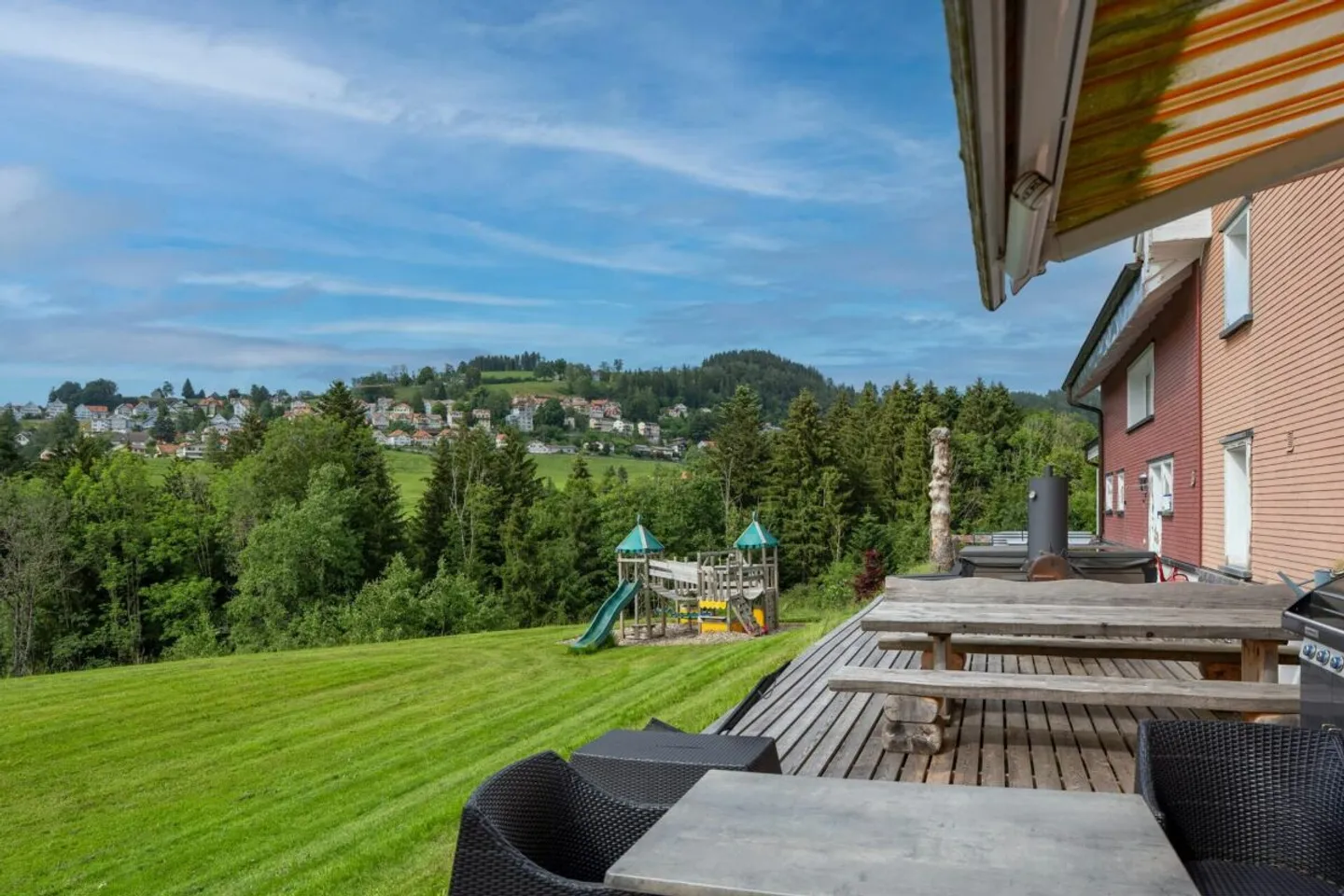 Very generous, renovated Appenzeller house with absolute privacy - Photo 2 of 10