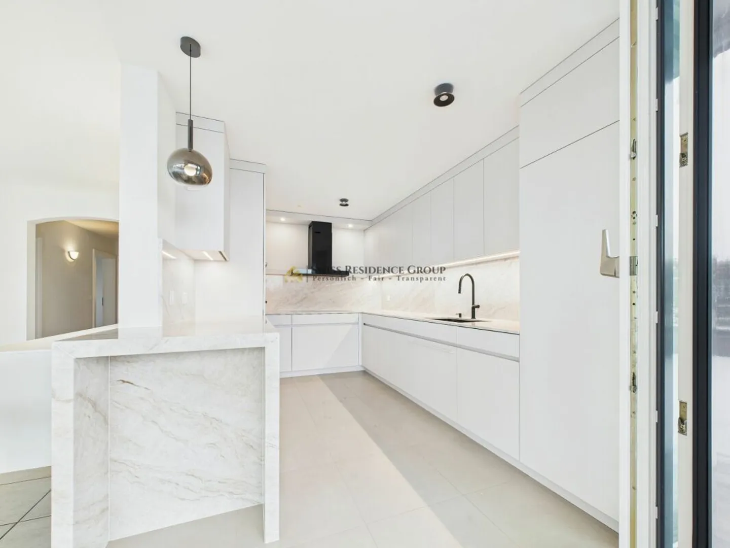 Wohnen mit Weitblick: Traumhafte 6.5-Zimmer-Terrassenwohnung mit Seesicht in Wollerau - Foto 5 von 13