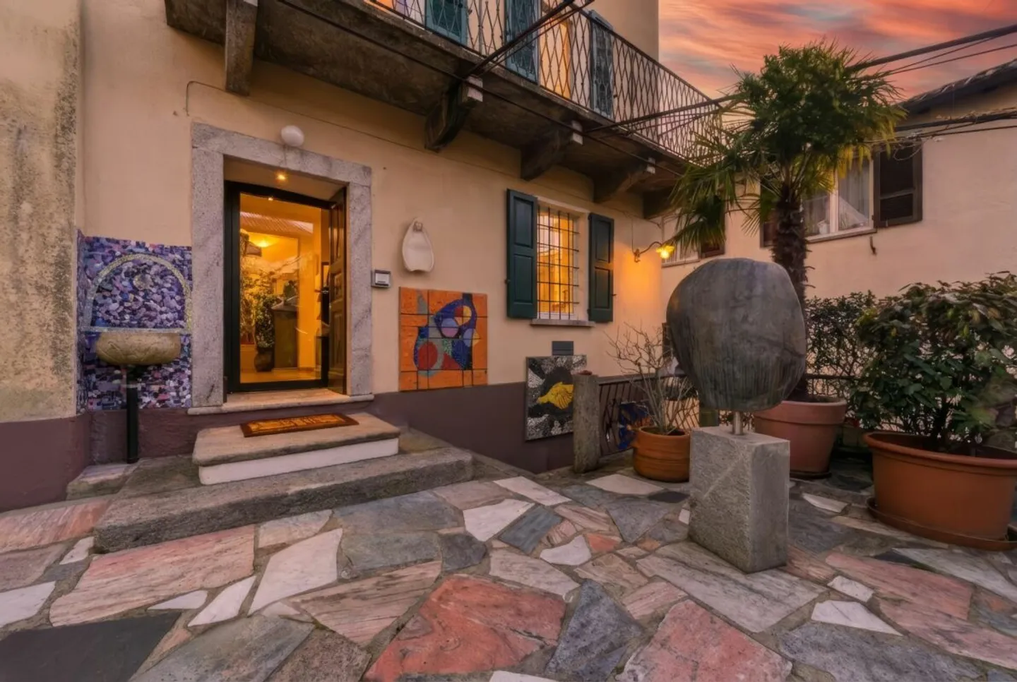 Una dimora storica per artisti con giardino nel cuore del paese - Foto 1 von 13