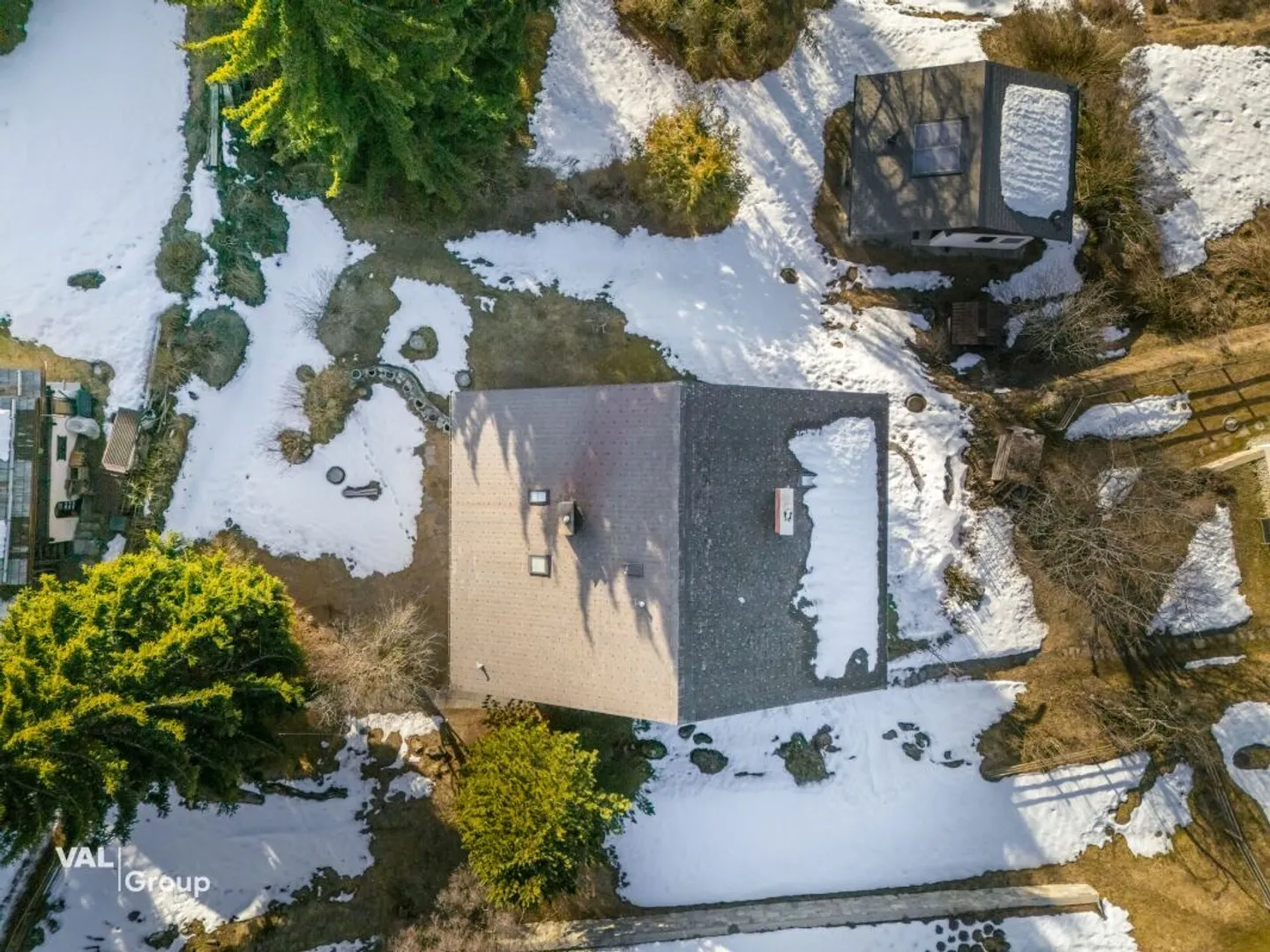 Un cocoon alpino luminoso con camino e vista libera - Foto 13 di 13