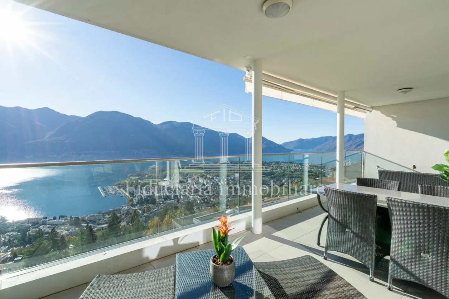 ORSELINA - Geräumige 2.5 Zimmer im obersten Stock mit unschlagbarem Seeblick - Foto 1 von 10