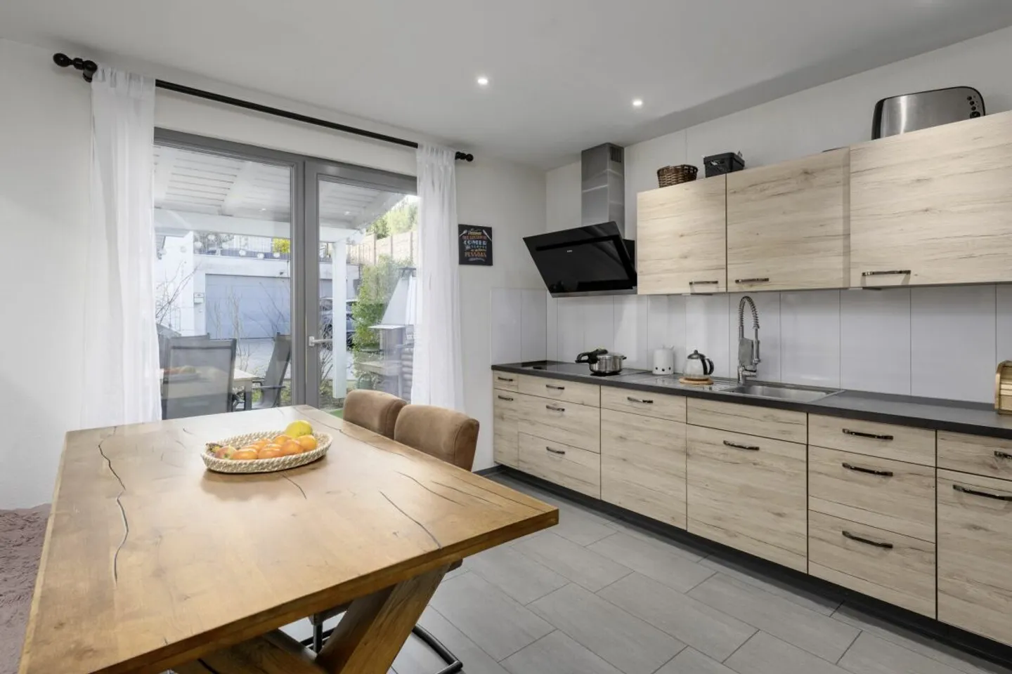 Modern Family House in the Green with Apartment - Photo 2 of 7