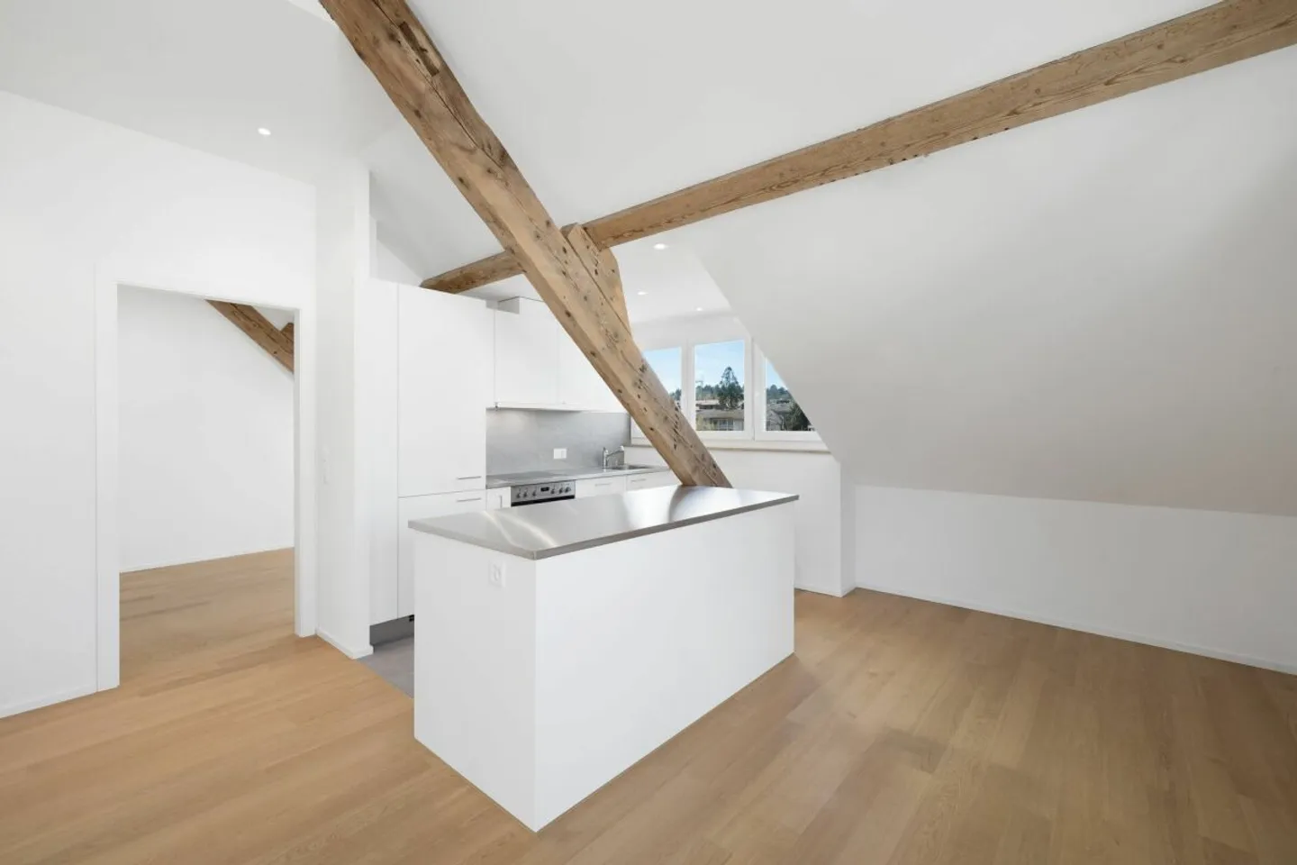 Modern 2 1/2-room attic apartment in a completely renovated multi-family house near Kronenplatz - Photo 1 of 10