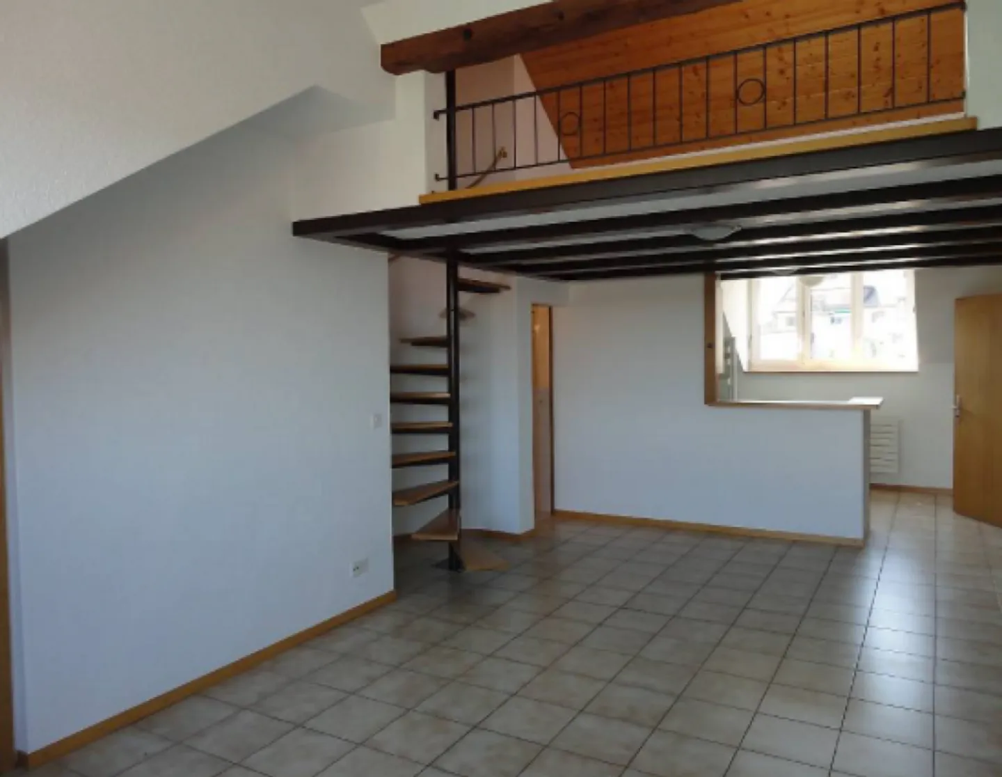 Charmante 2-Zimmer-Dachgeschosswohnung mit Mezzanin - Foto 3 von 5