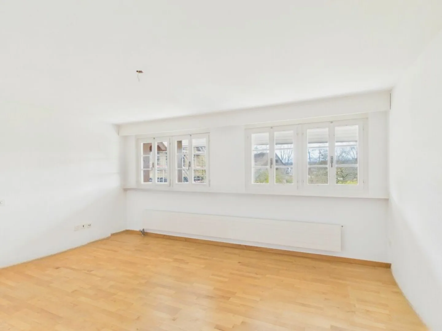 Charming 4.5-Room Townhouse in Historic Setting in Mönchaltorf - Photo 9 of 13