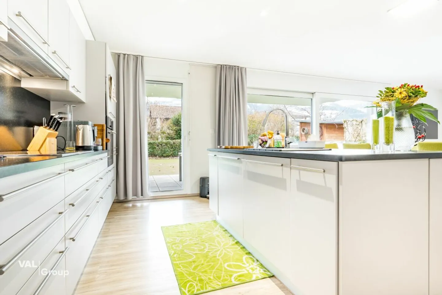 Spacieux et élégant rez de jardin de 4.5 pièces avec 120 m2 d'extérieurs - Foto 5 von 13