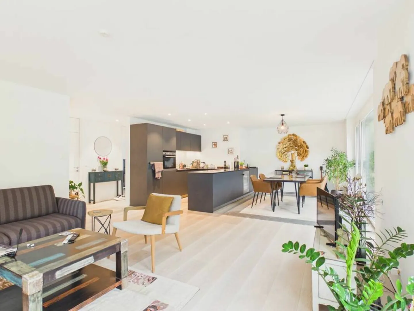 Stylé, lumineux et spacieux pour votre confort - Photo 3 sur 12