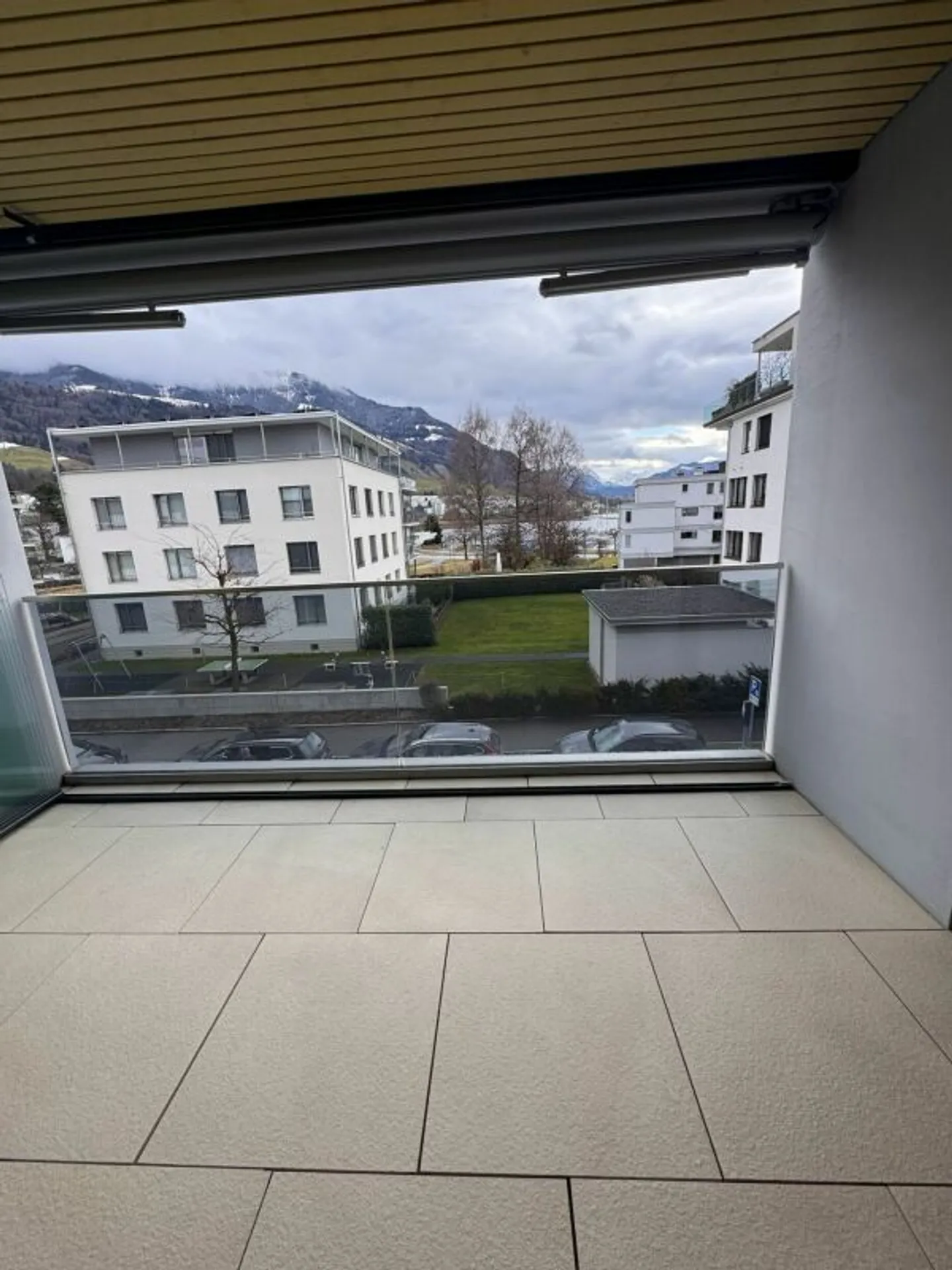 Oasis de bien-être de 3.5 pièces dans un endroit calme et central - avec balcon, vue partielle sur le lac et vue sur la montagne - Photo 2 sur 9