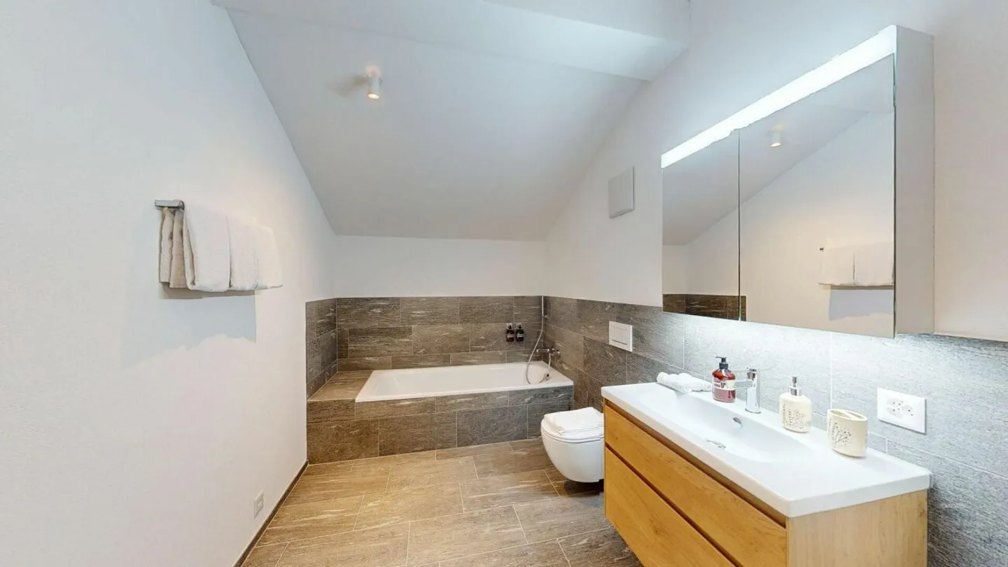 4.5-Room Penthouse Apartment with Management in Tgesa Romana - Photo 9 of 13