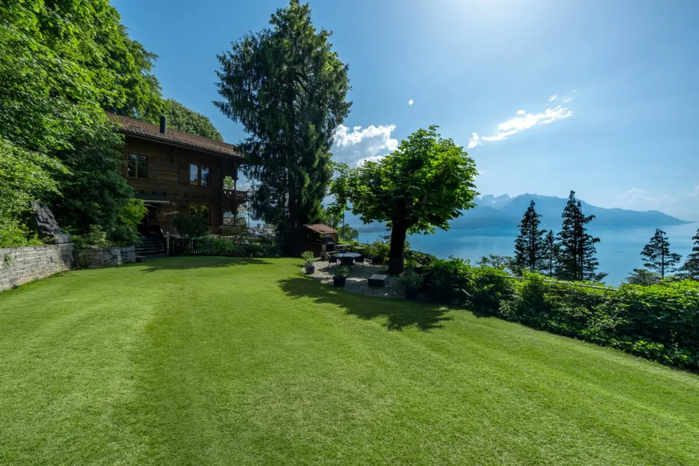 Chalet historique avec une vue imprenable sur le lac ! - Photo 2 of 13