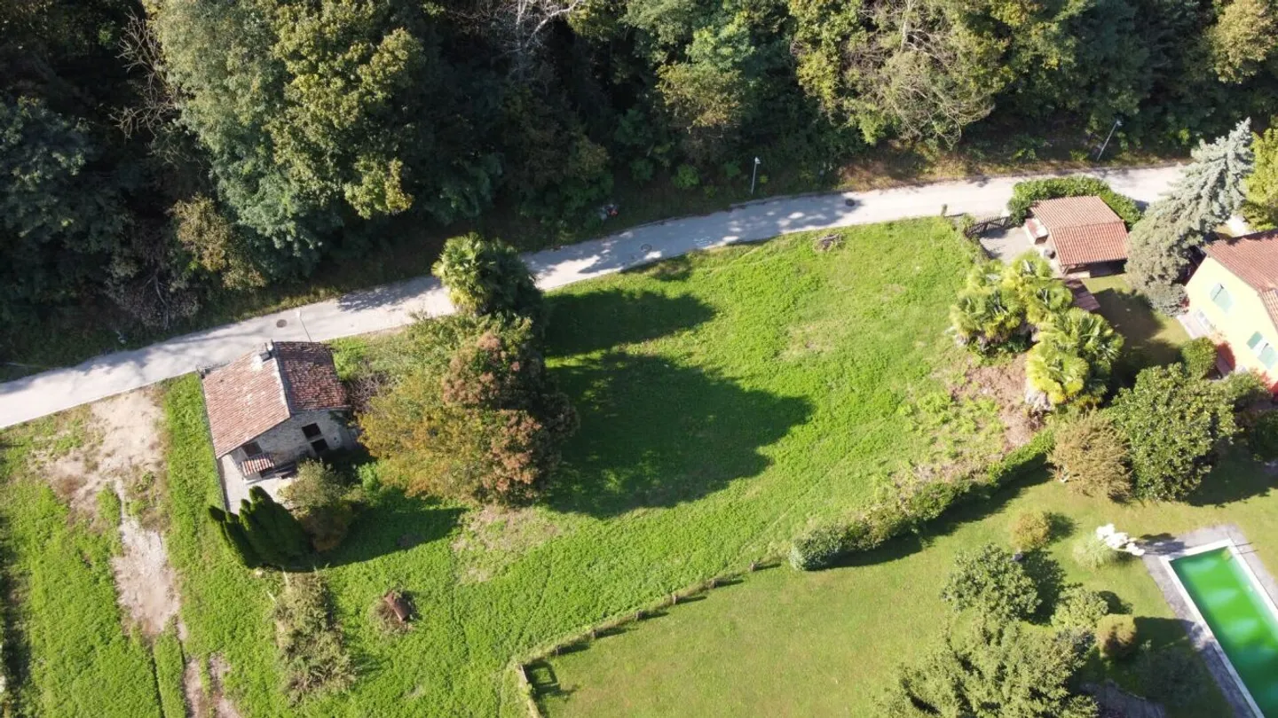 Baugrundstück in flacher Lage, eingebettet in die Natur - Foto 4 von 4