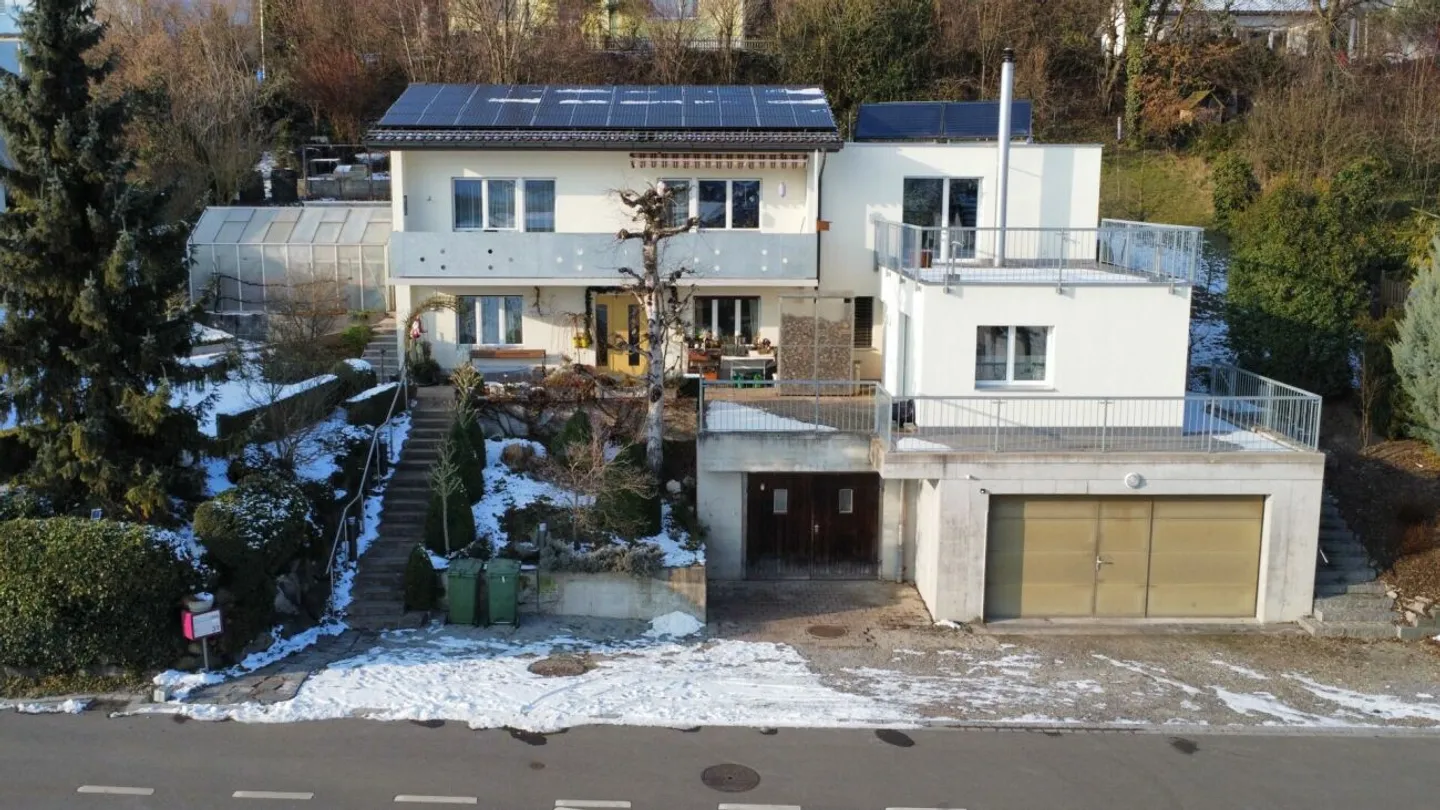 Living with a View: Spacious Single-Family Home with Apartment - Photo 1 of 2