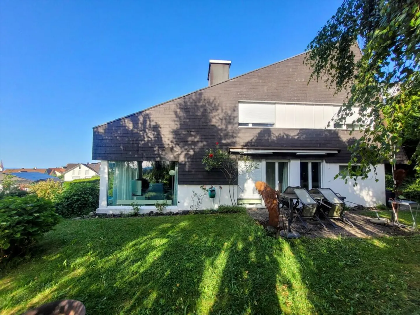 Vie élégante avec vue sur le lac et jardin privé - Photo 1 sur 8