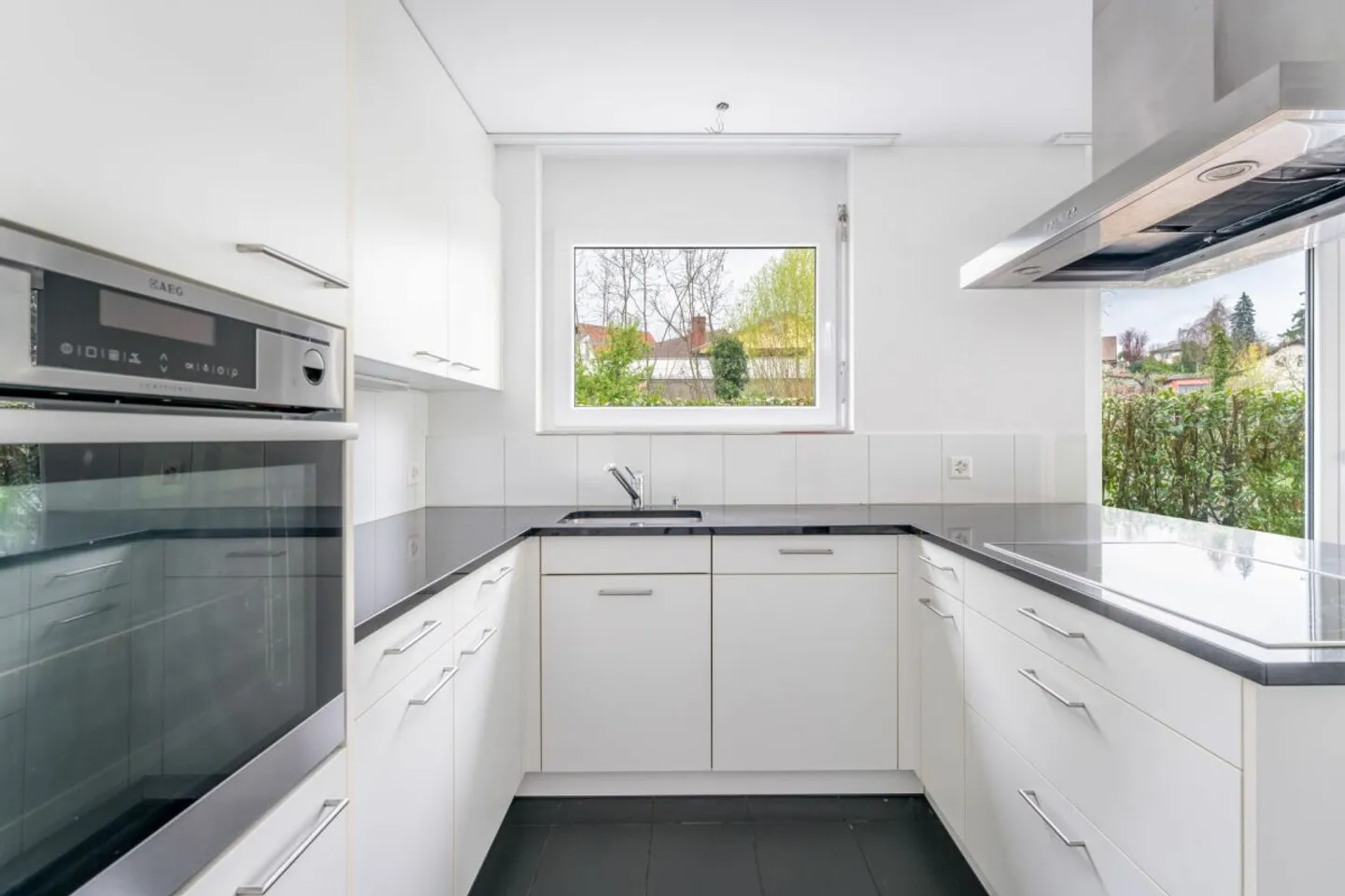 Well-maintained 3.5 room apartment in a quiet location on the upper floor - Photo 7 of 13
