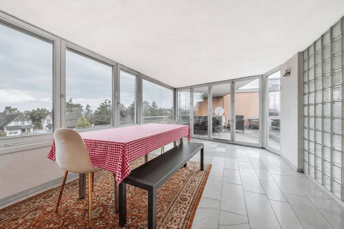 Appartement en attique spacieux de 5,5 pièces avec vaste terrasse sur le toit et potentiel d'aménagement individuel - Photo 2 sur 10