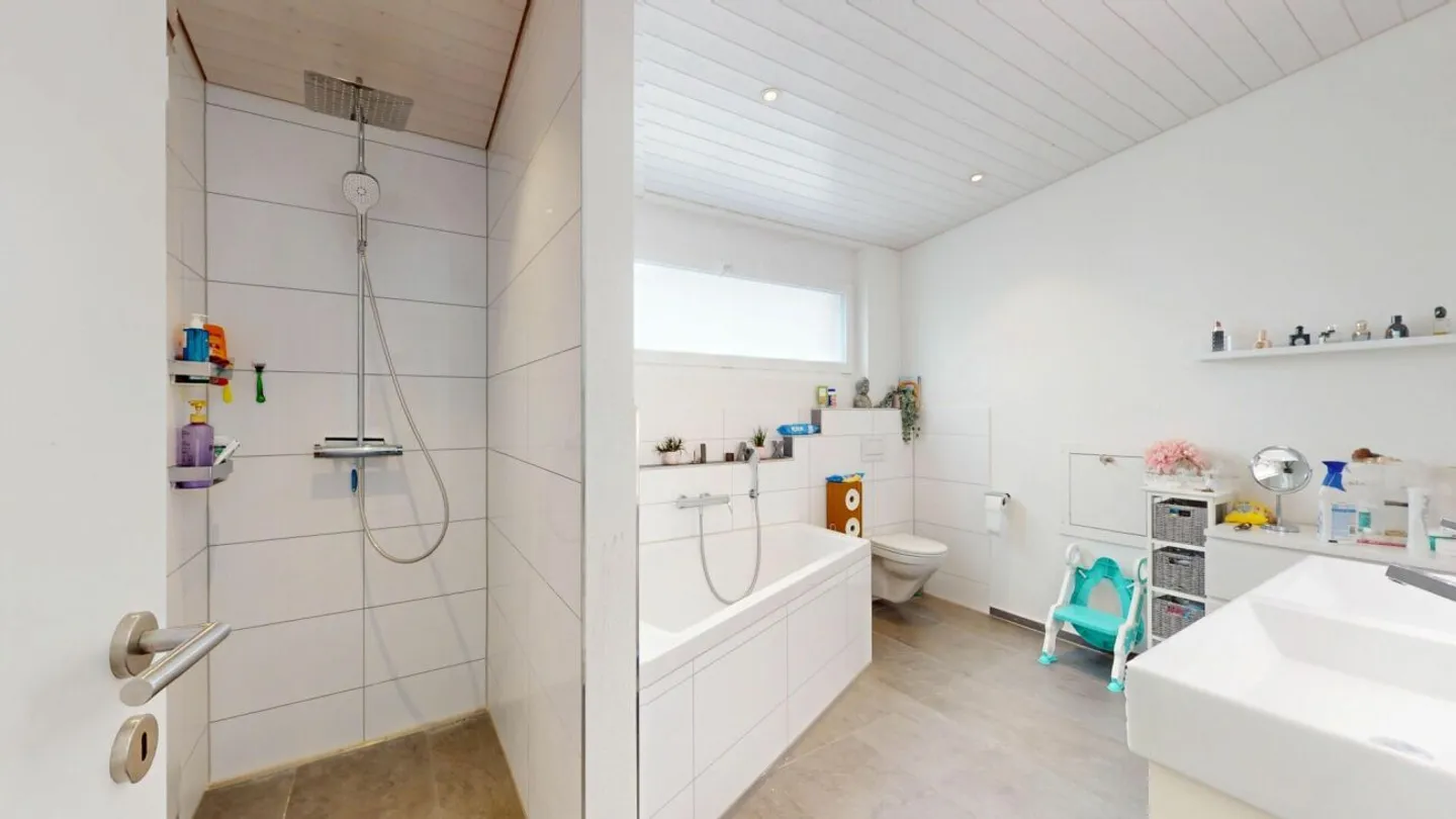 Grosszügiges Familienhaus mit Garten - Foto 7 von 9