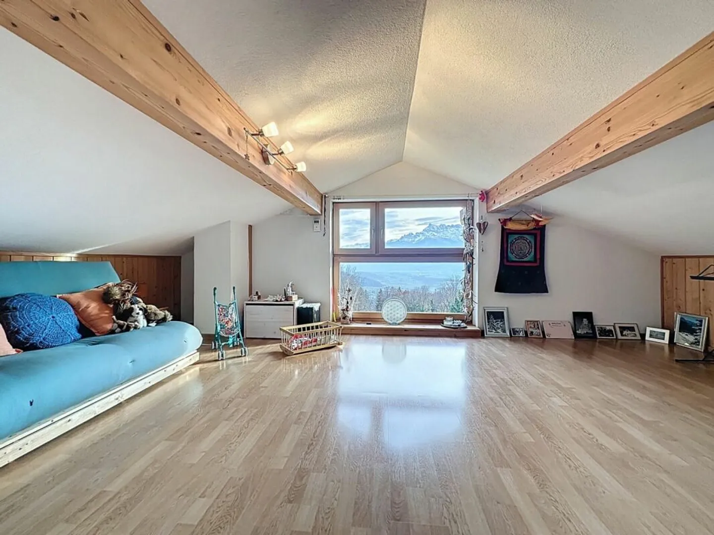 Magnificent architect-designed villa with stunning panoramic views of the plain - Photo 11 of 13