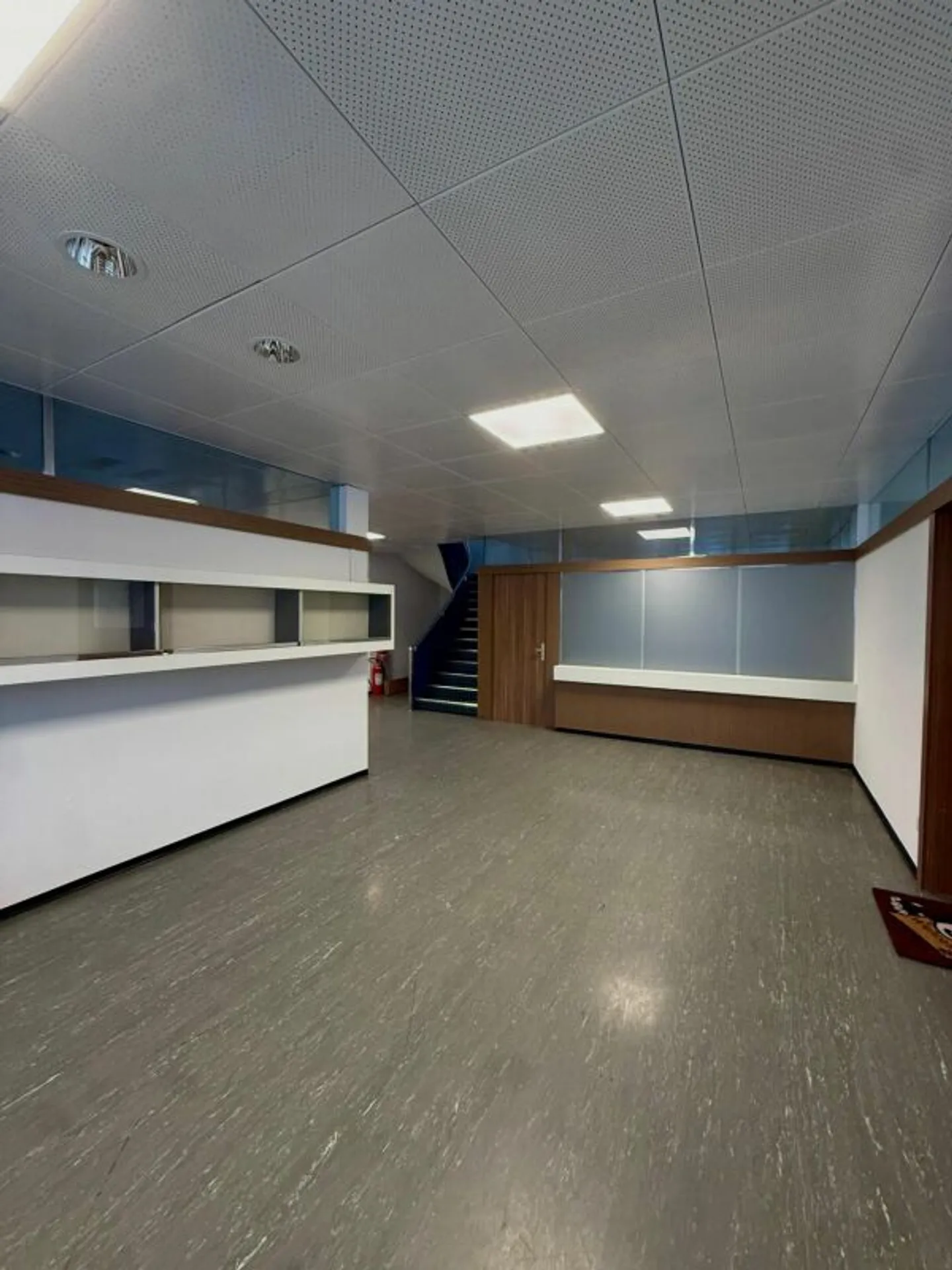 Bright office/commercial space with flexible room layout - Photo 2 of 6