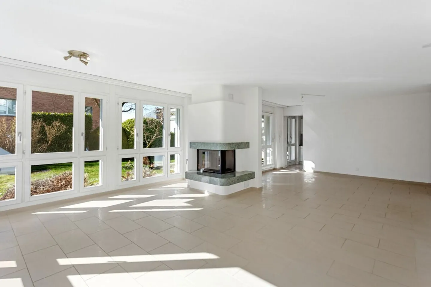 Living in a Desirable Location in Zurich - Photo 4 of 13