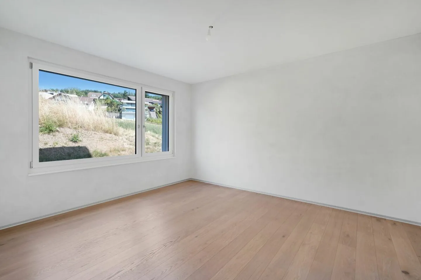 Exklusive 4.5 Zimmer Neubau Terrassenwohnung mit atemberaubender Weitsicht über den Murtensee - Foto 10 von 13
