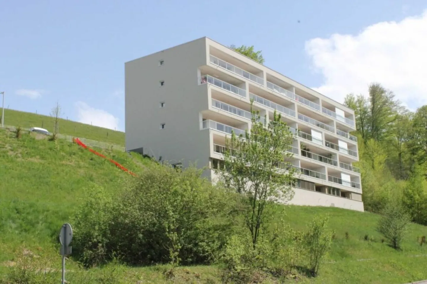 Gedeckter Abstellplatz in der Nähe der Stadt - Foto 1 von 3