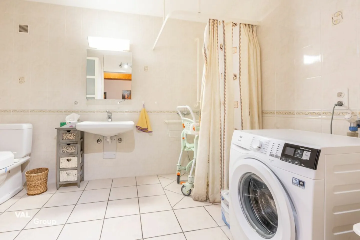 Bright attic in the heart of amenities - Photo 8 of 9