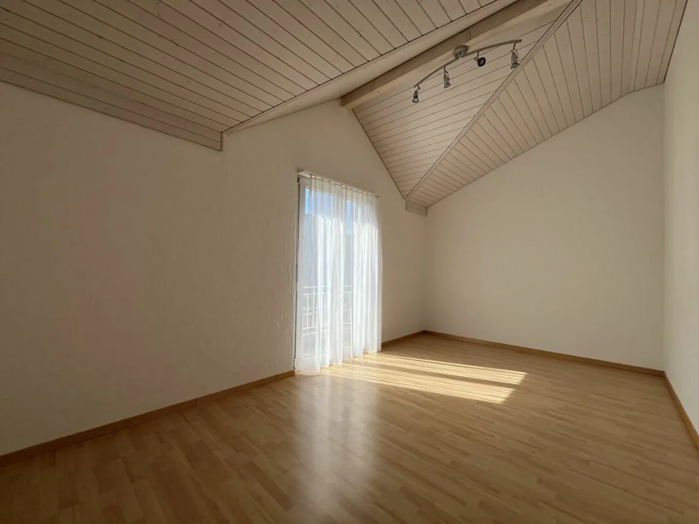 Geräumiges Einfamilienhaus mit Garten - Foto 6 von 11