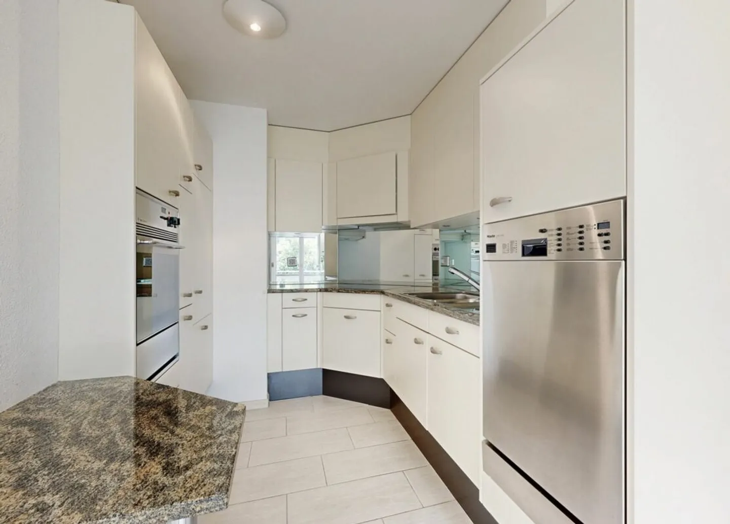Well-maintained single/retirement apartment in an ideal location - Photo 3 of 13