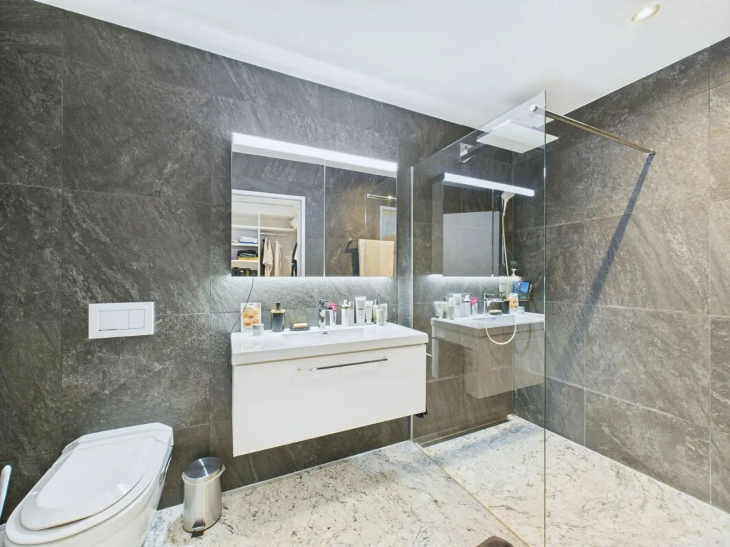 Esclusivo attico di 4.5 locali - finiture di lusso, cucina di design e due terrazze nel centro di Kloten - Foto 13 di 13