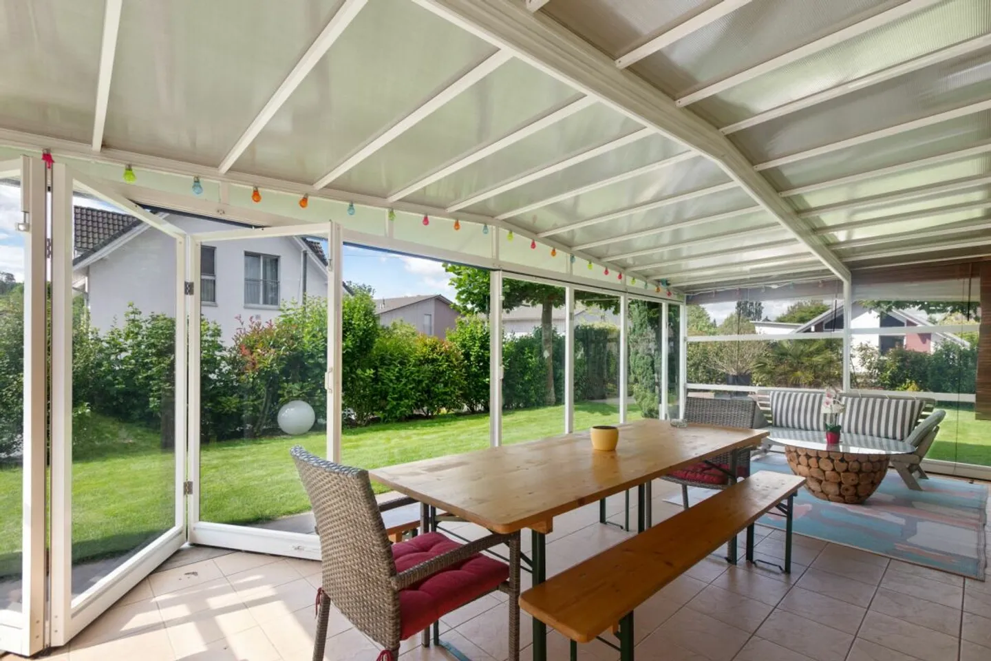 Single-family house with well-kept garden and unique garage - Photo 6 of 13
