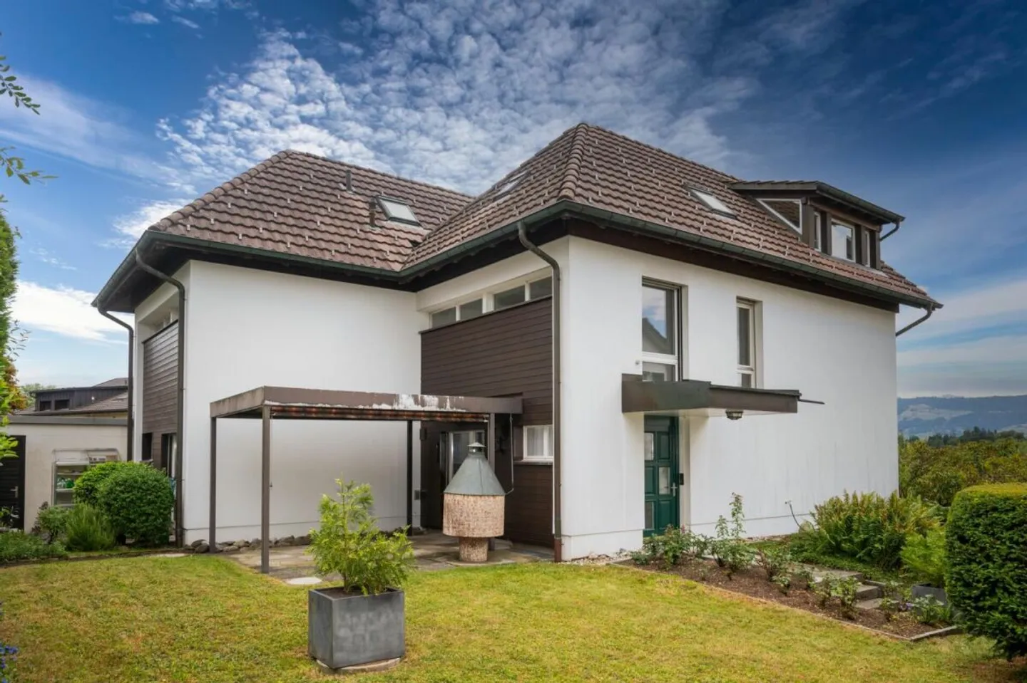 Detached single-family house with panoramic views and great potential - Photo 2 of 11