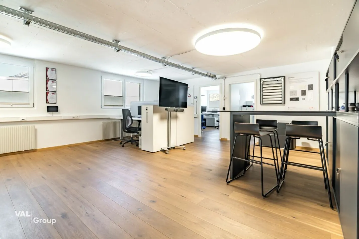 Versatile commercial premises with storage and office - ideal for SMEs or service providers - Photo 5 of 13