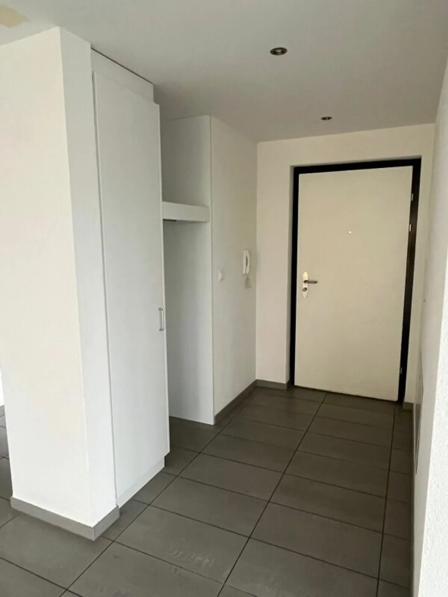 Modern 3.5 room apartment with patio in a good location - Photo 9 of 13