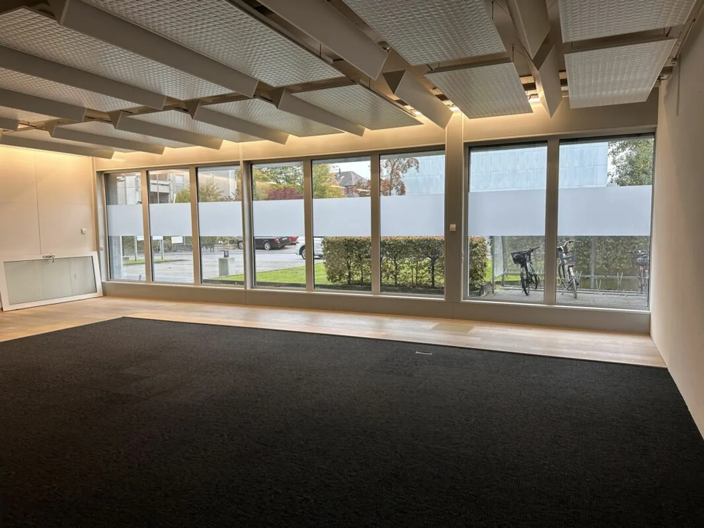 Commercial space in an ideal location - Photo 3 of 8