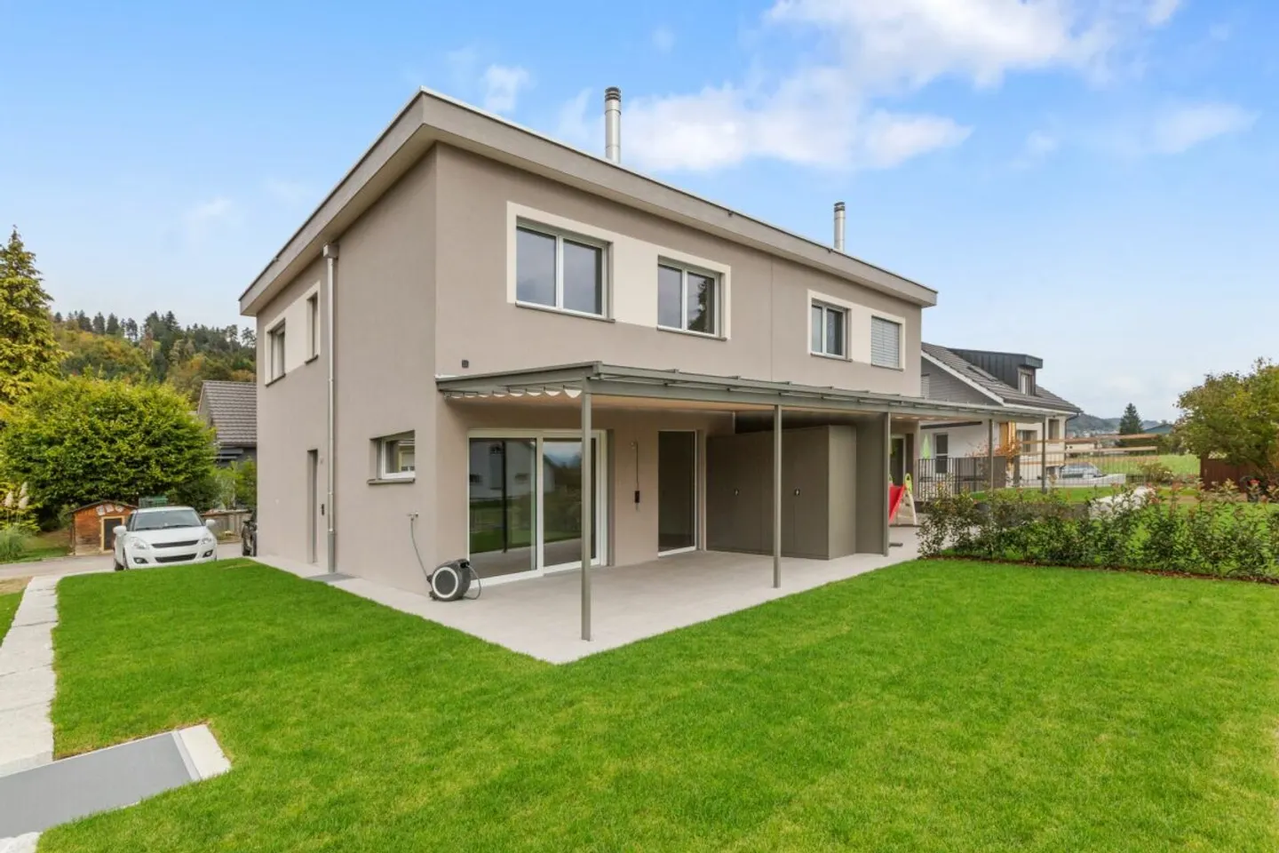 Casa bifamiliare di alta qualità con giardino e due posti auto nel garage sotterraneo in una posizione tranquilla - Foto 1 di 13