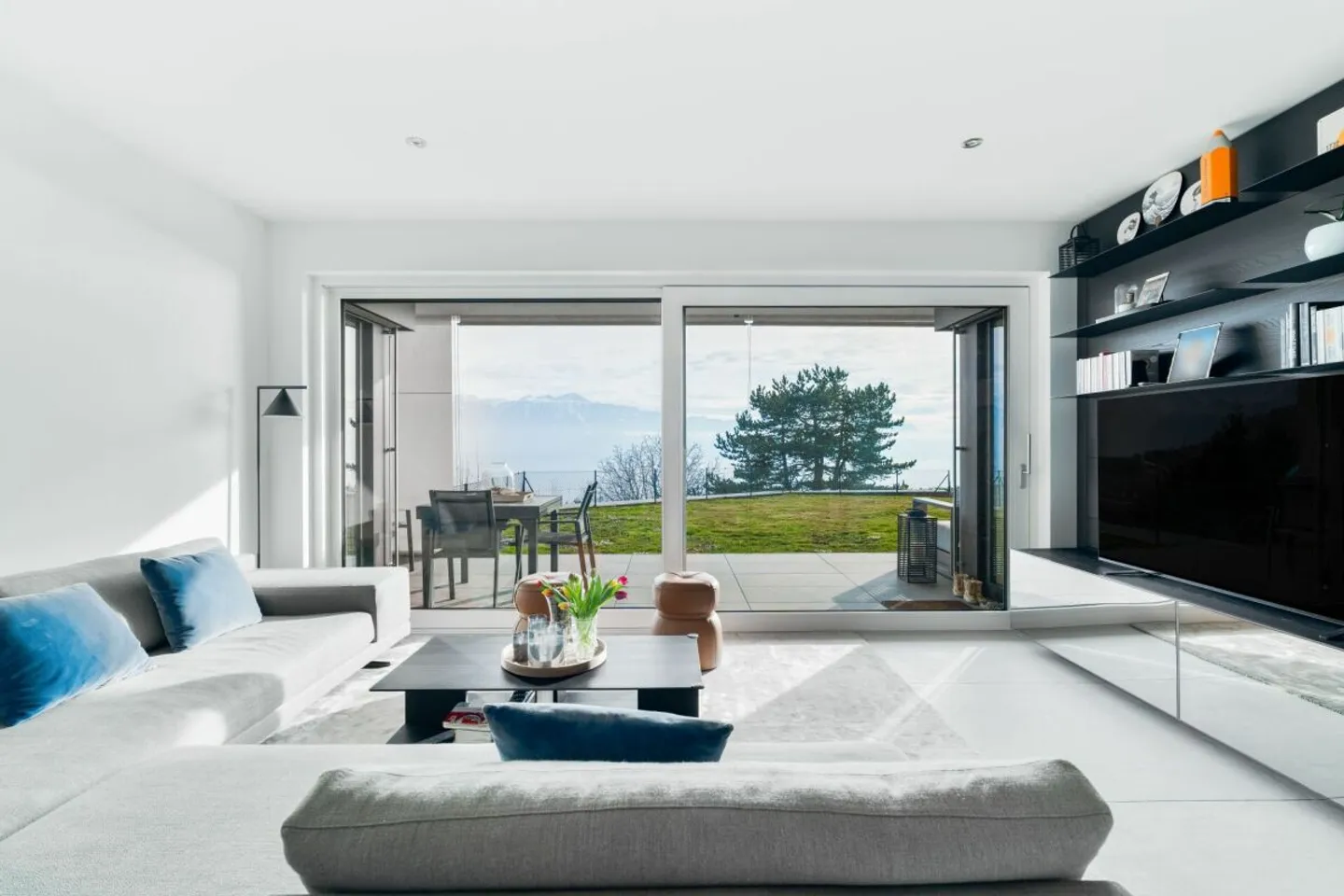 Appartement Élégant avec Vue sur le Lac - Photo 2 sur 13