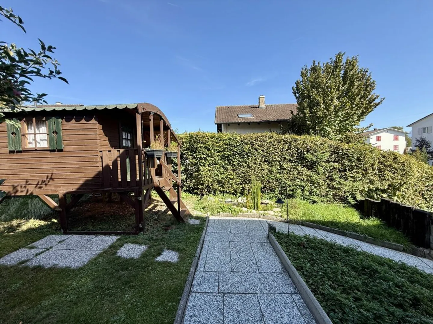 Charmantes Freistehendes Haus mit Garten - Foto 5 von 13