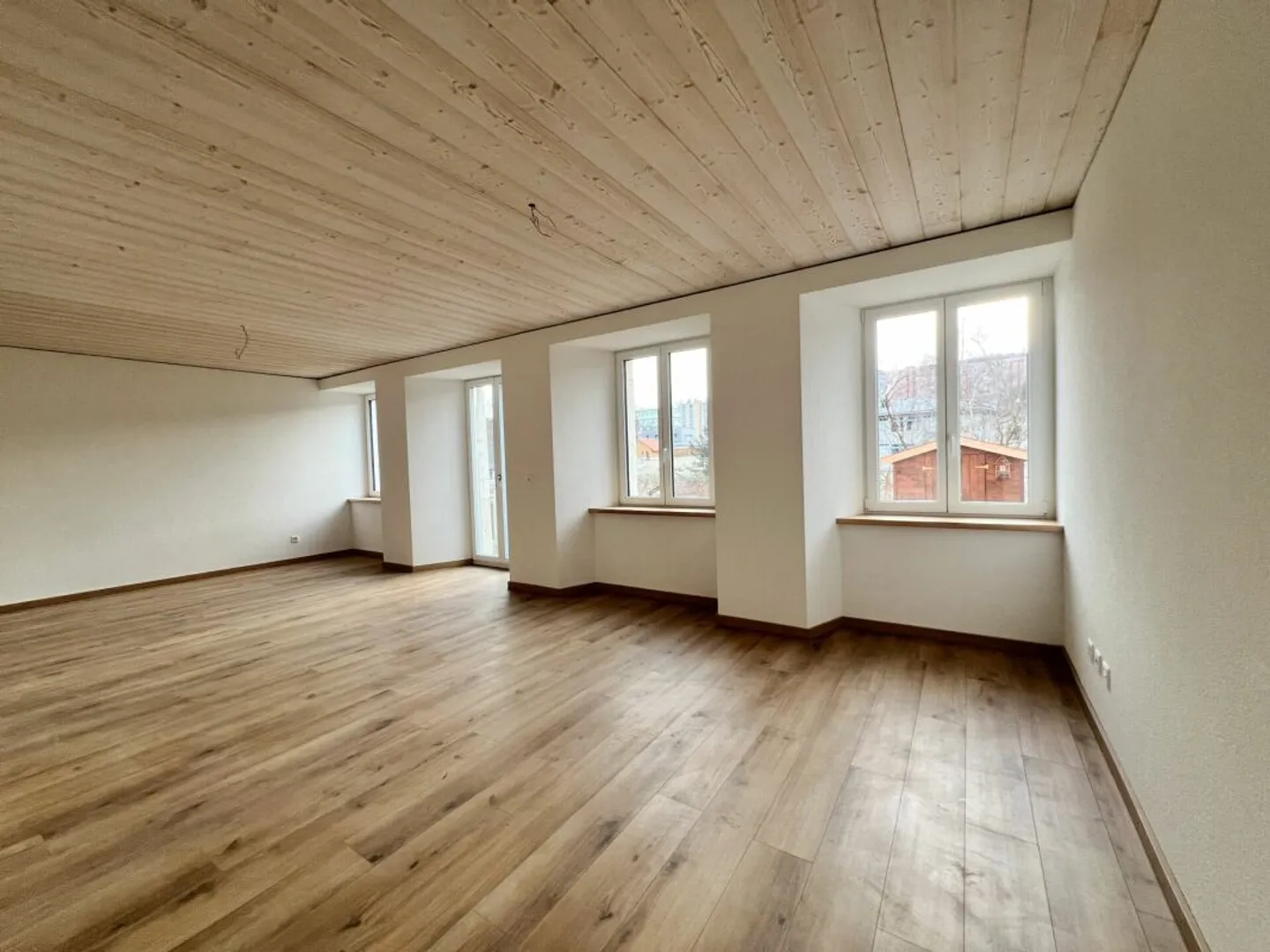 Renovated 5-room apartment with private garden - Photo 1 of 13