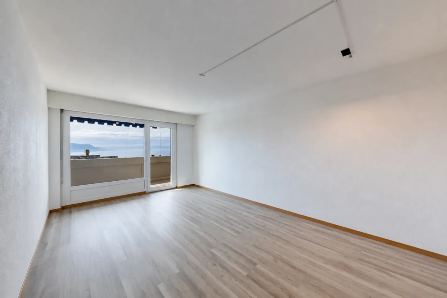 Bel appartement rénové 3.5 pièces avec magnifique vue sur le lac - Photo 3 sur 9