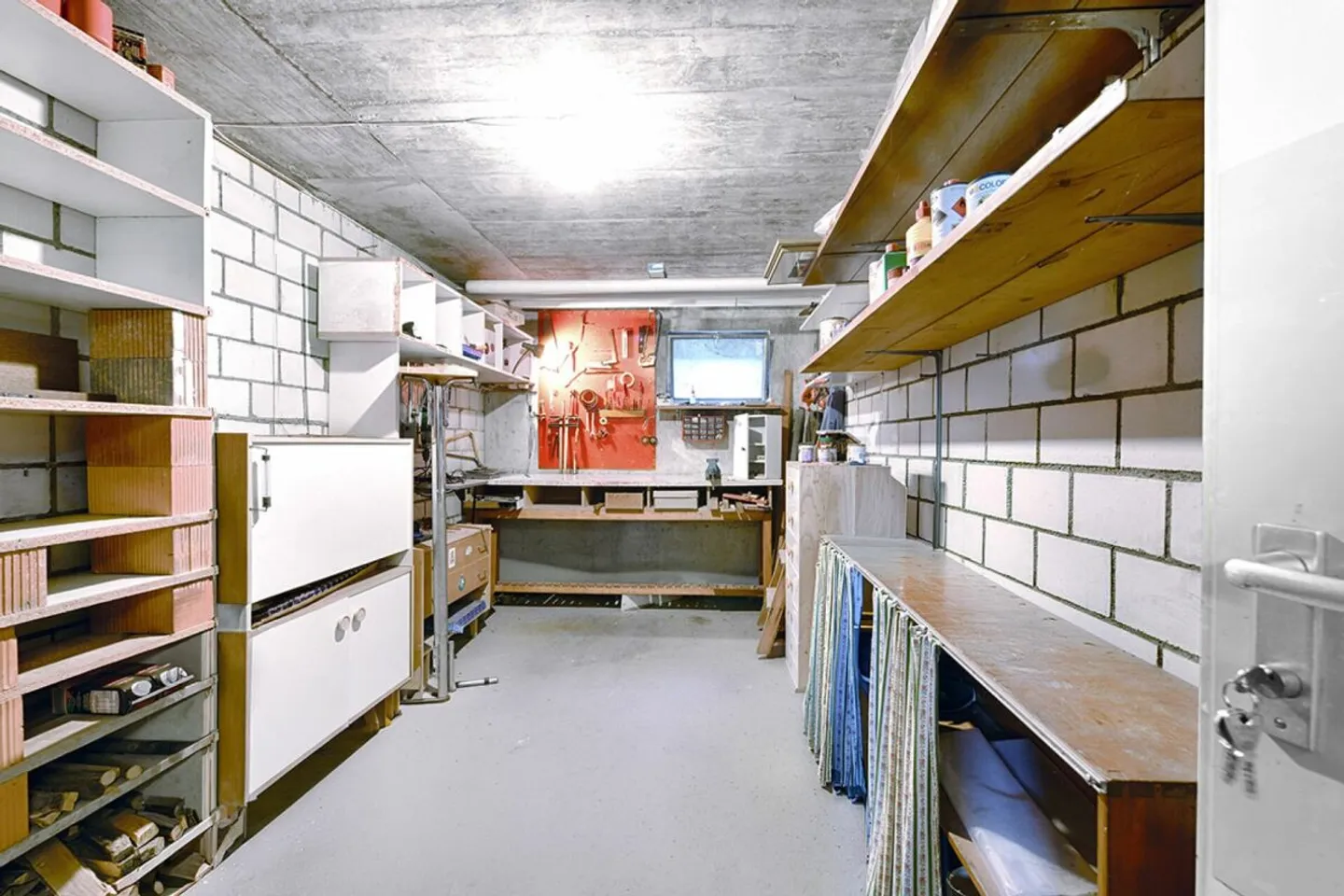 4.5 Room Penthouse Apartment in a Quiet Location with Distant Views - Photo 9 of 10