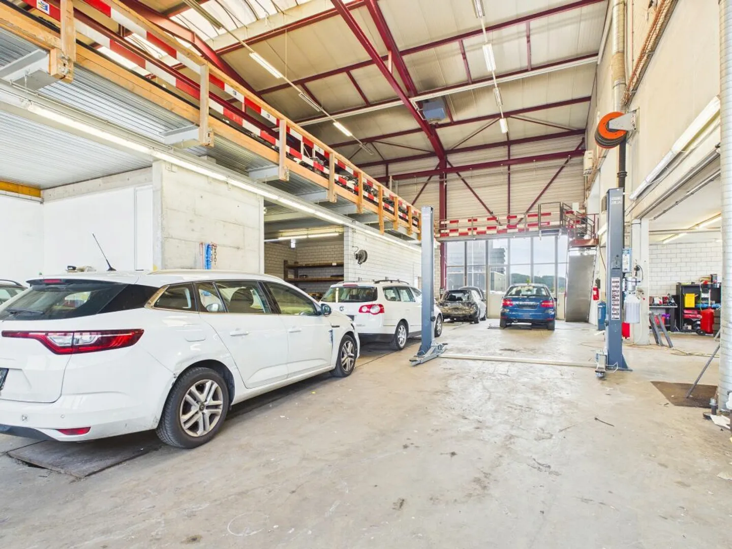 Sala con 4 stanze (circa 350 m²) - ideale come garage/officina a Rafz - Foto 2 di 9