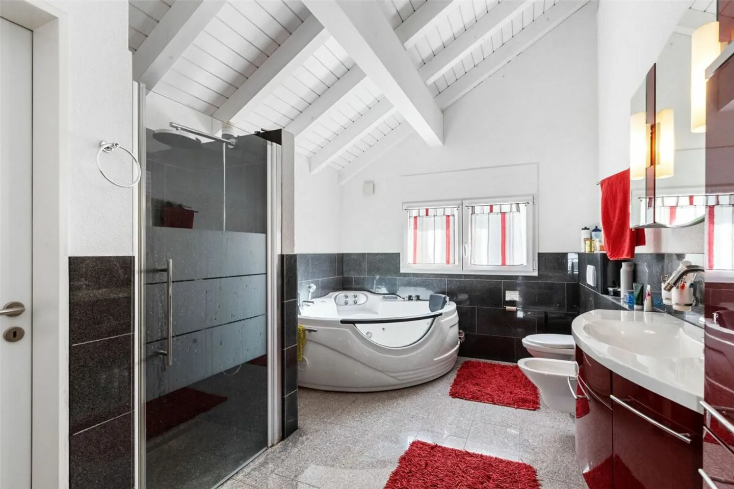 Modernes freistehendes Haus in Näfels - Foto 11 von 13