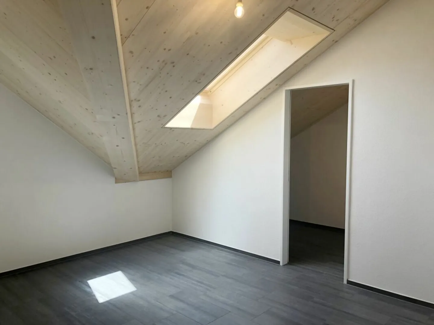 charming 2.5-room attic apartment - Photo 3 of 12