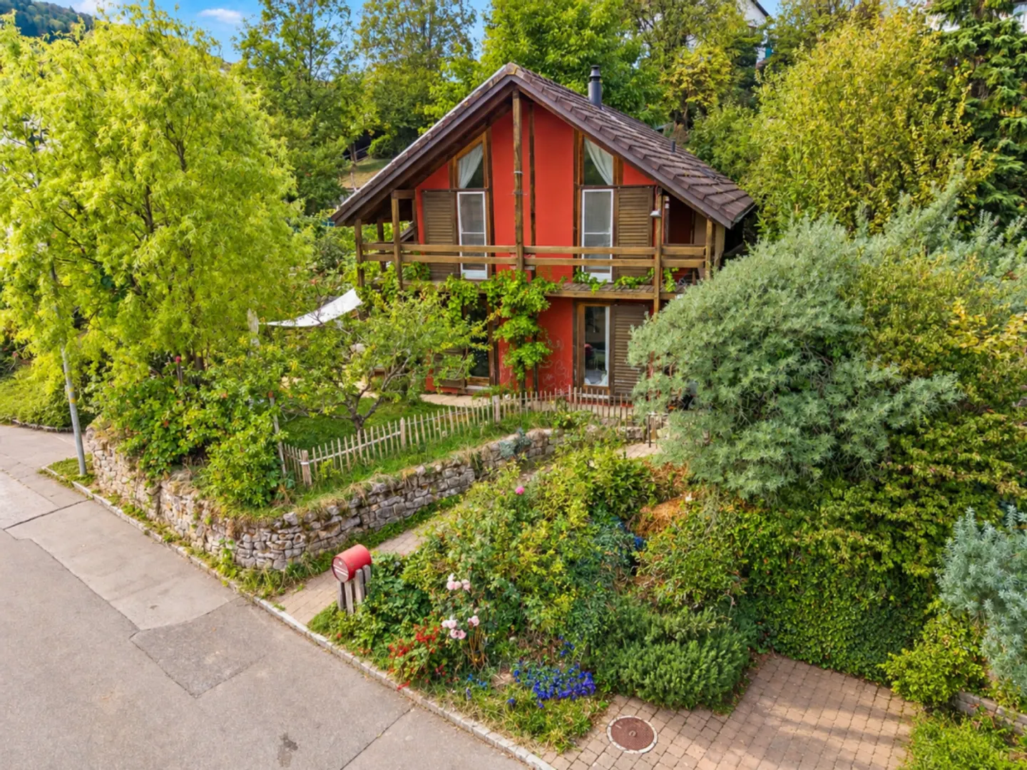 Casa unifamiliare di 5,5 stanze con ampio spazio esterno cerca famiglia - Foto 1 di 13
