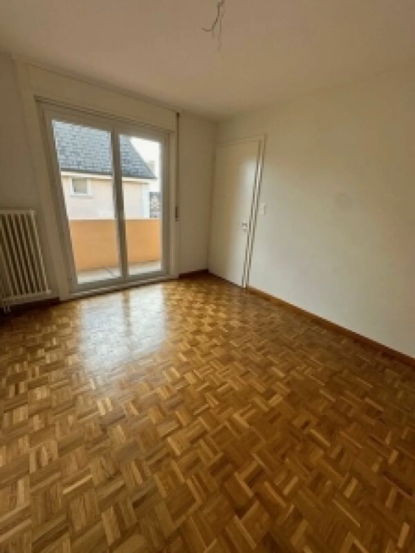 Pretty bright 4-room apartment with a balcony - Photo 4 of 7