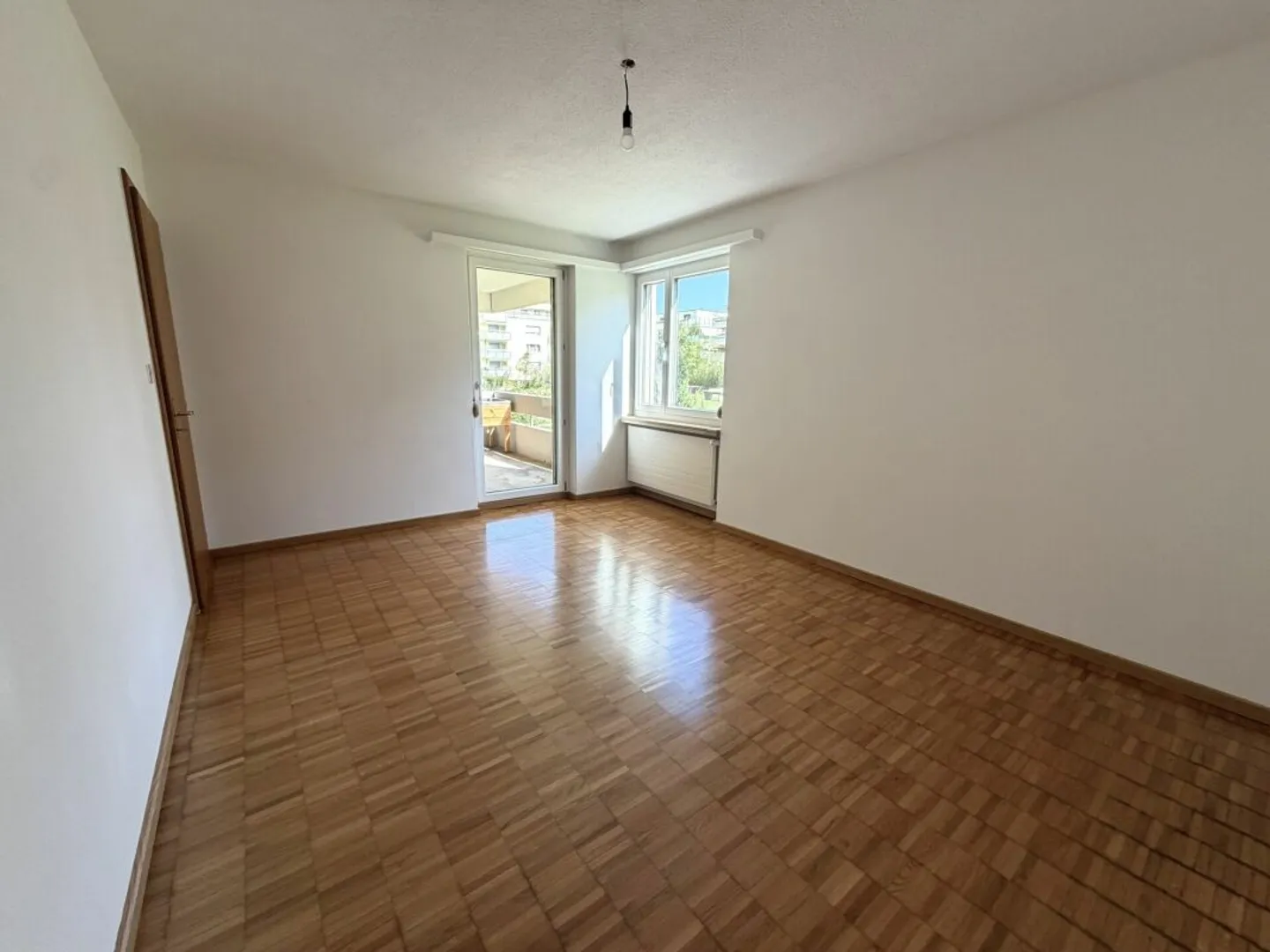 Cozy 3.5-room ground floor apartment with two balconies in a central location - Photo 8 of 13