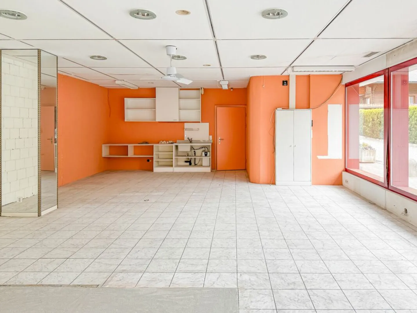 Espace commercial avec espace de stockage et places de stationnement - Photo 4 sur 7