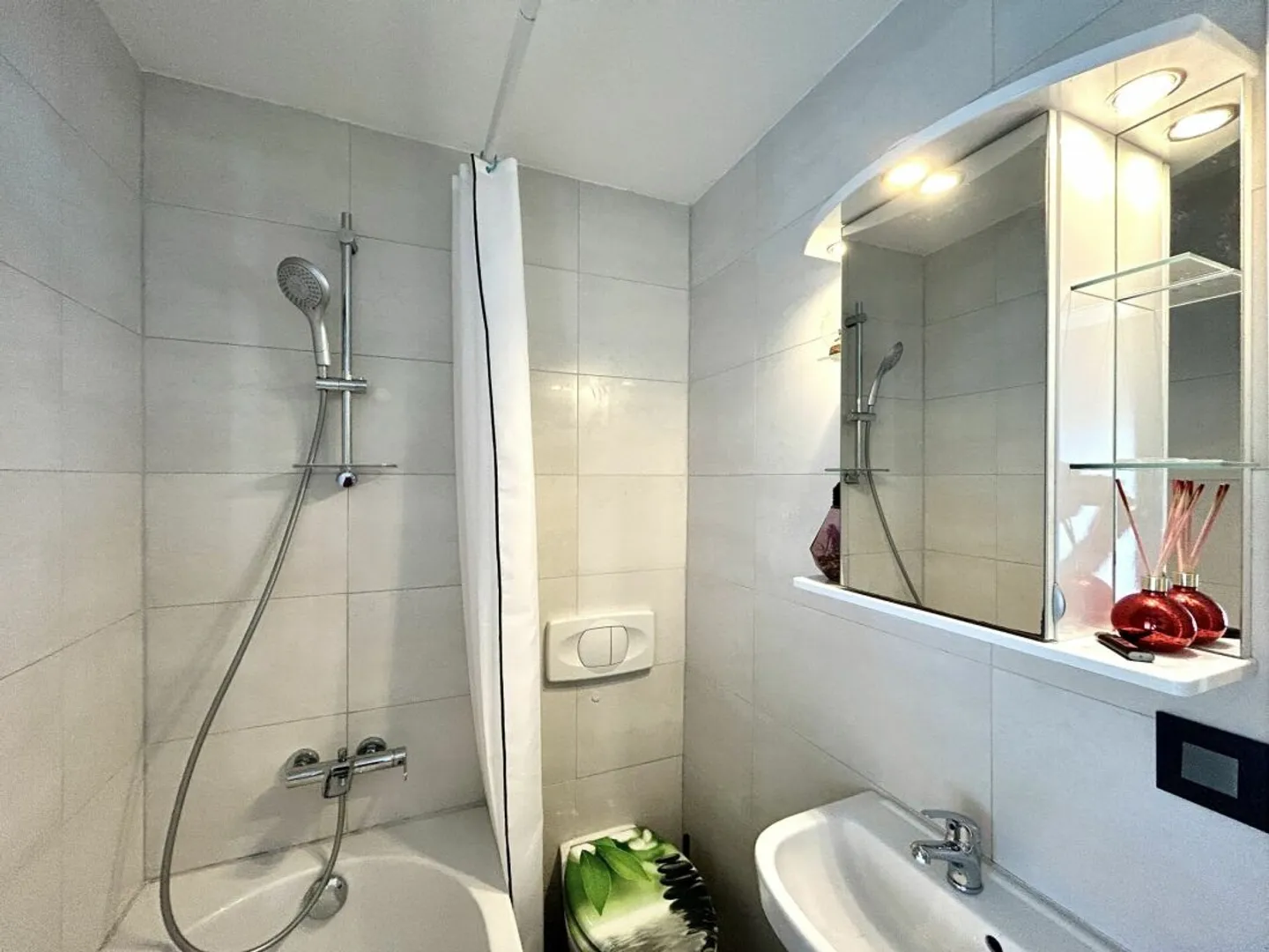 Completely renovated 4.5-room maisonette apartment with mountain view! - Photo 8 of 11